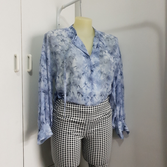 Aus 16 Basque Curve Blue-Grey Abstract Floral Long Sleeve V Neck Blouse - Picture 6 of 16